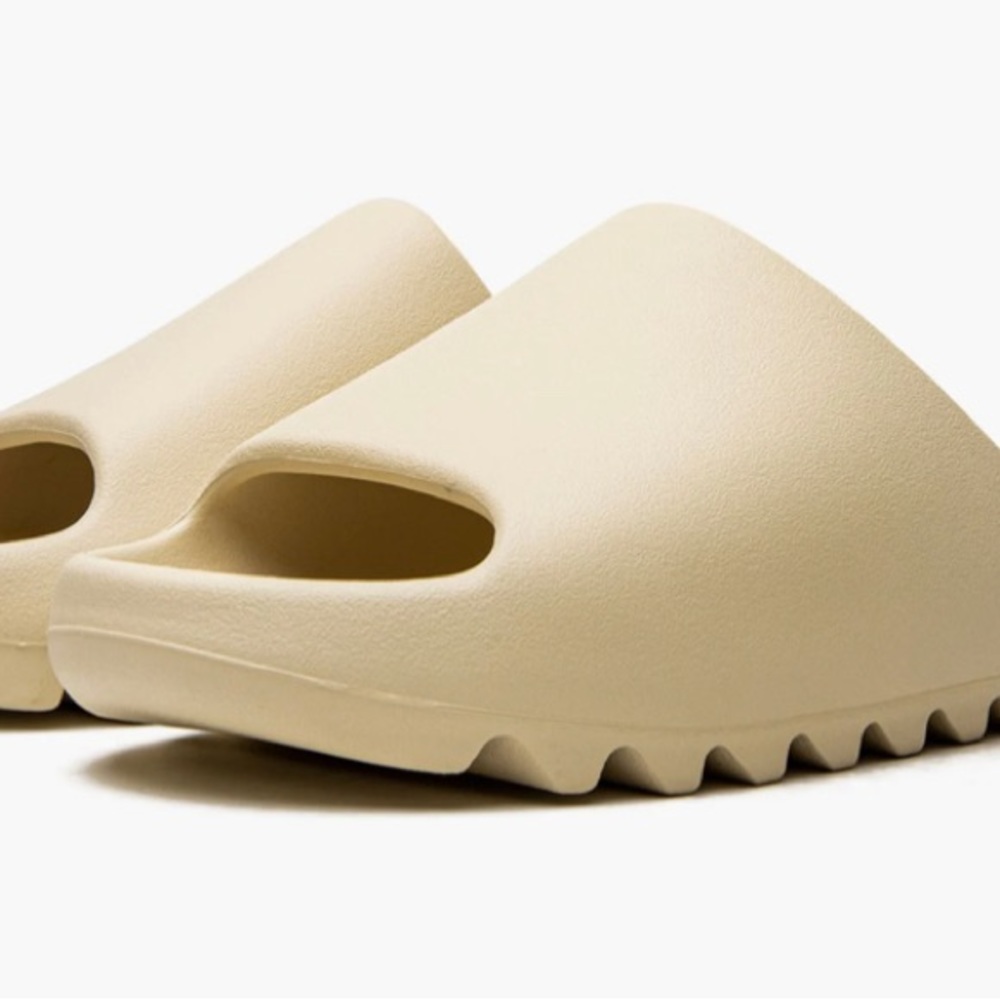 Mens bone color yeezy slides, bought for my son and they are too small 🤦🏻‍♀️